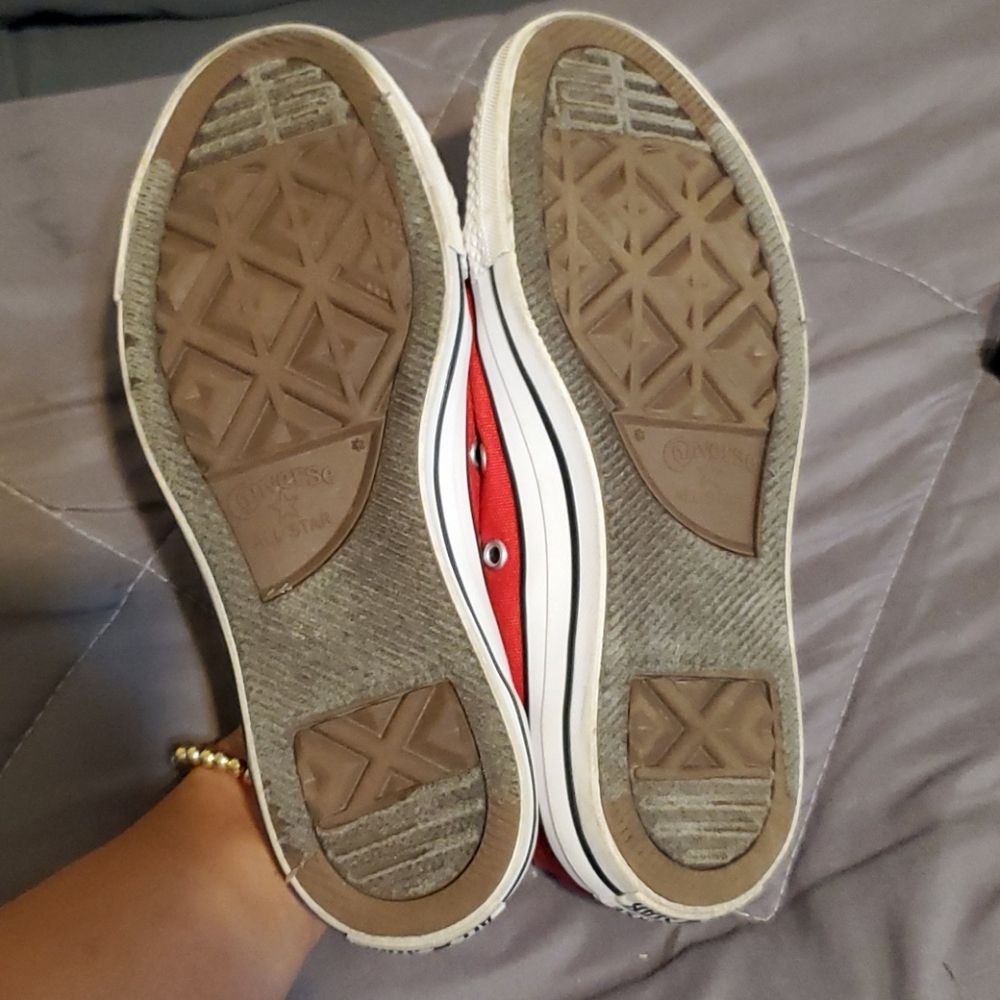 Red converse - Picture 2 of 2